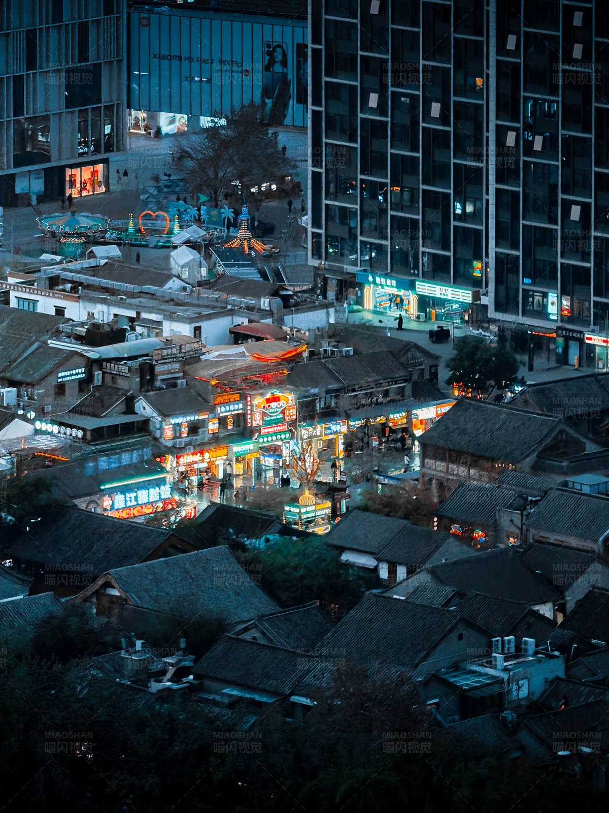 城市夜景中的繁华街区图片