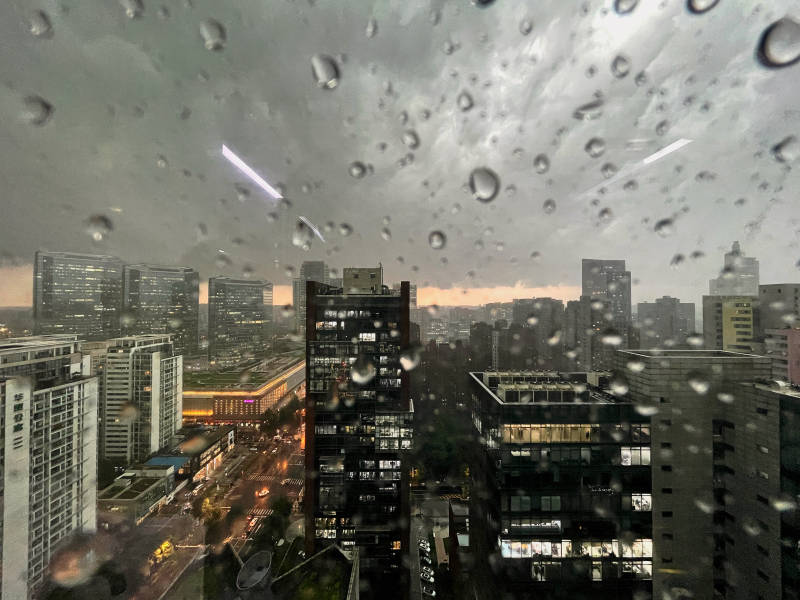 雨中的城市天际线图片