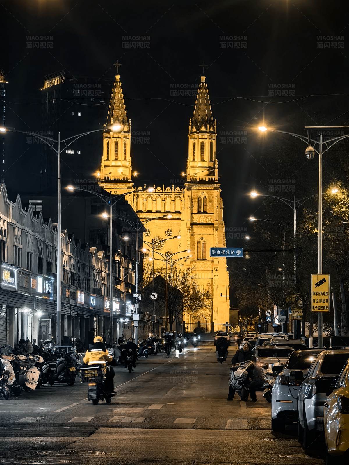 夜幕下的教堂图片