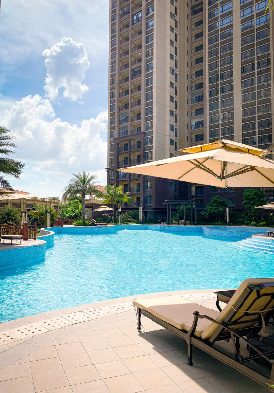 豪华公寓泳池休闲区图片