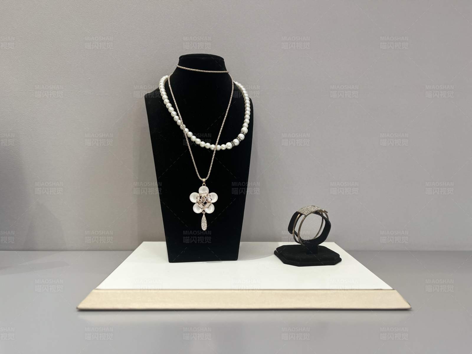 优雅珠宝展示 项链与手镯图片