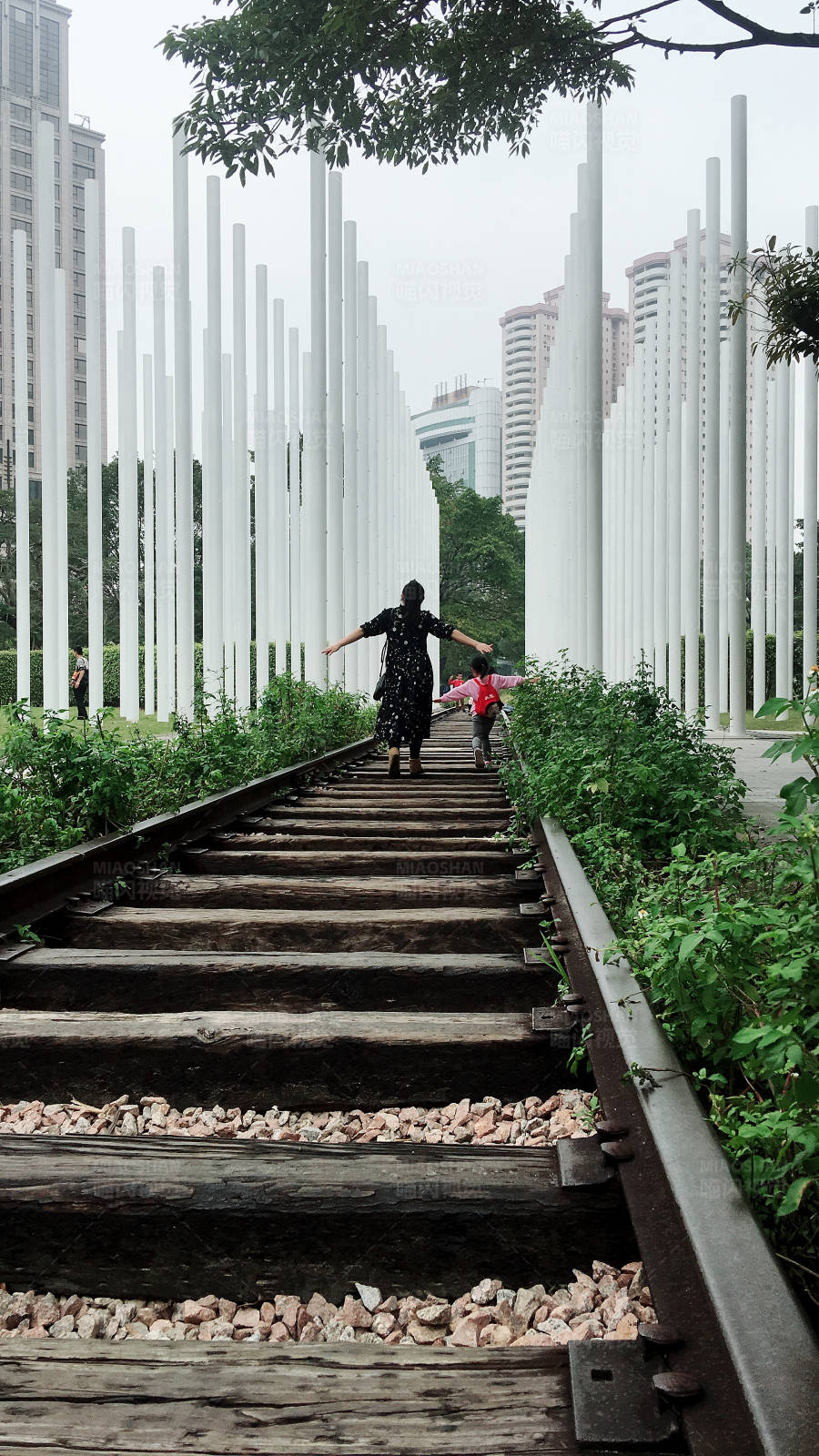 城市中的铁轨漫步图片