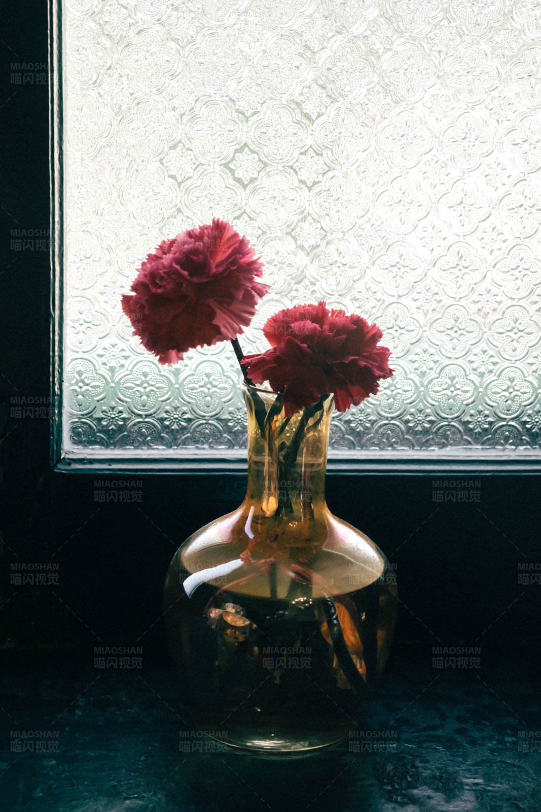 窗边的花瓶与花朵图片