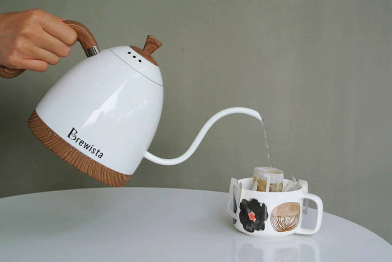 Brewista茶壶倒水图片