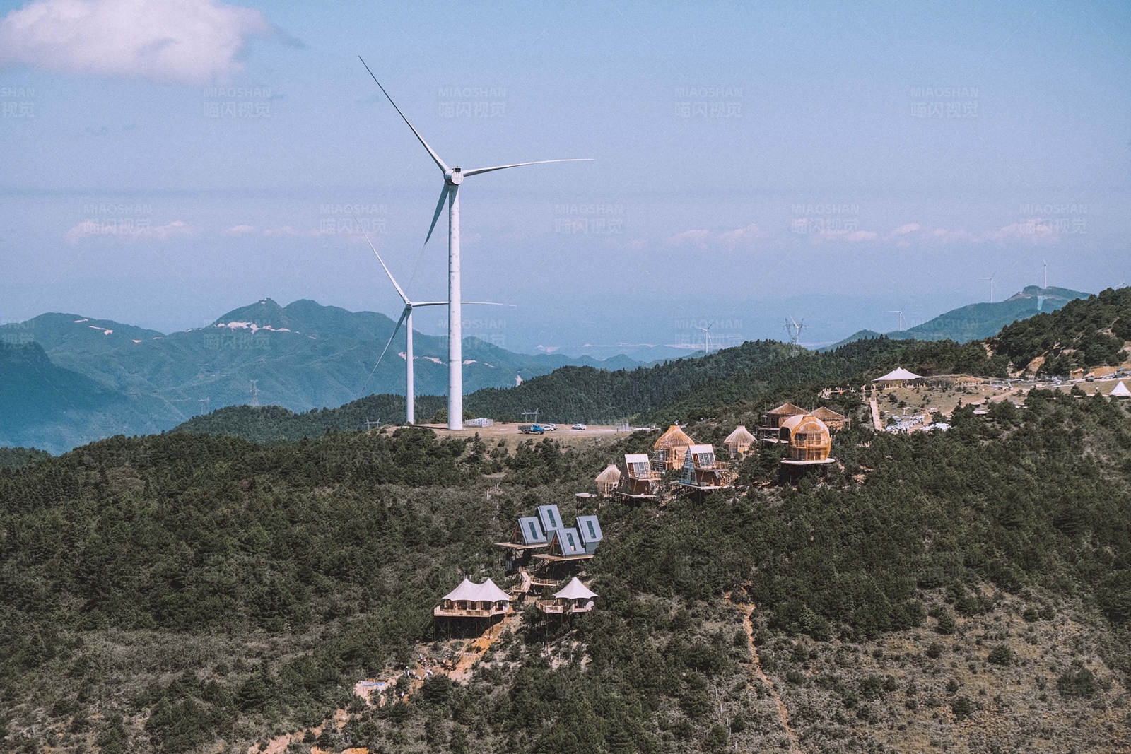 山间风车与小屋图片