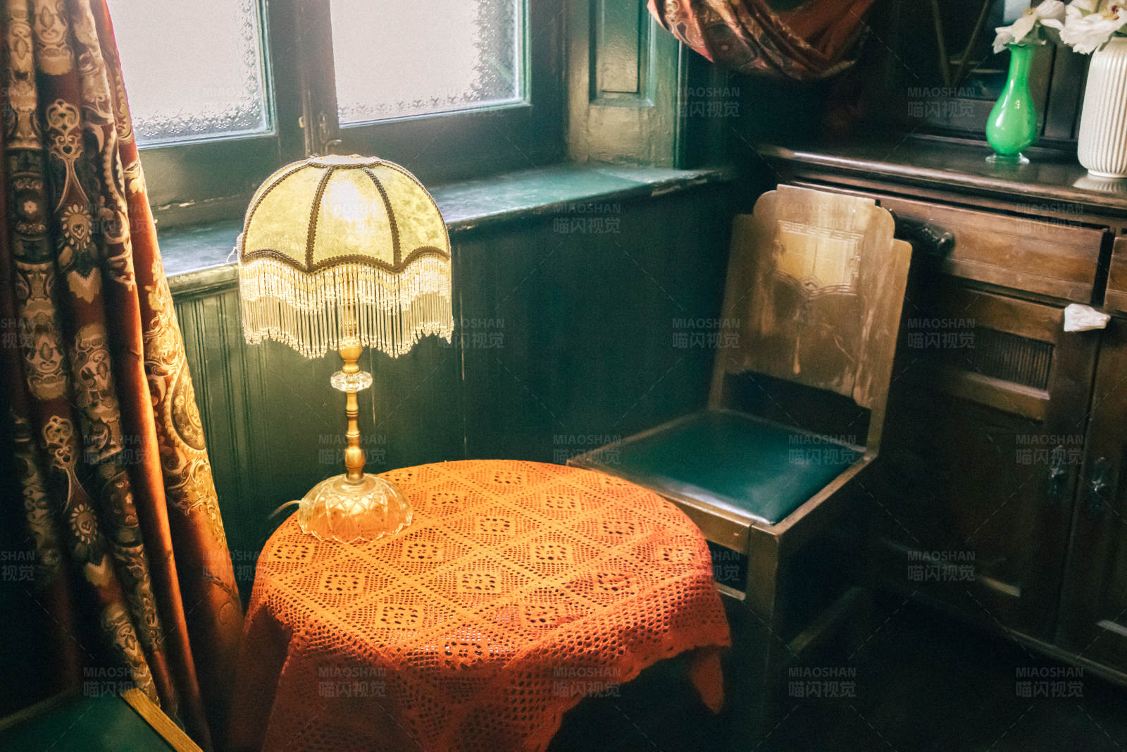 复古房间里的温馨角落图片