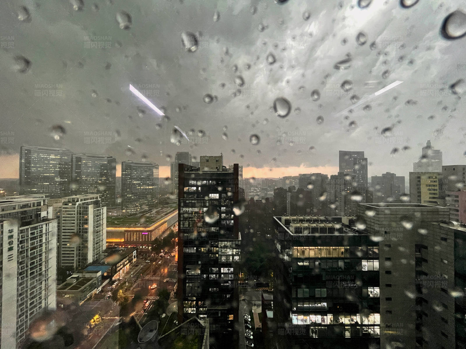 雨中的城市天际线图片