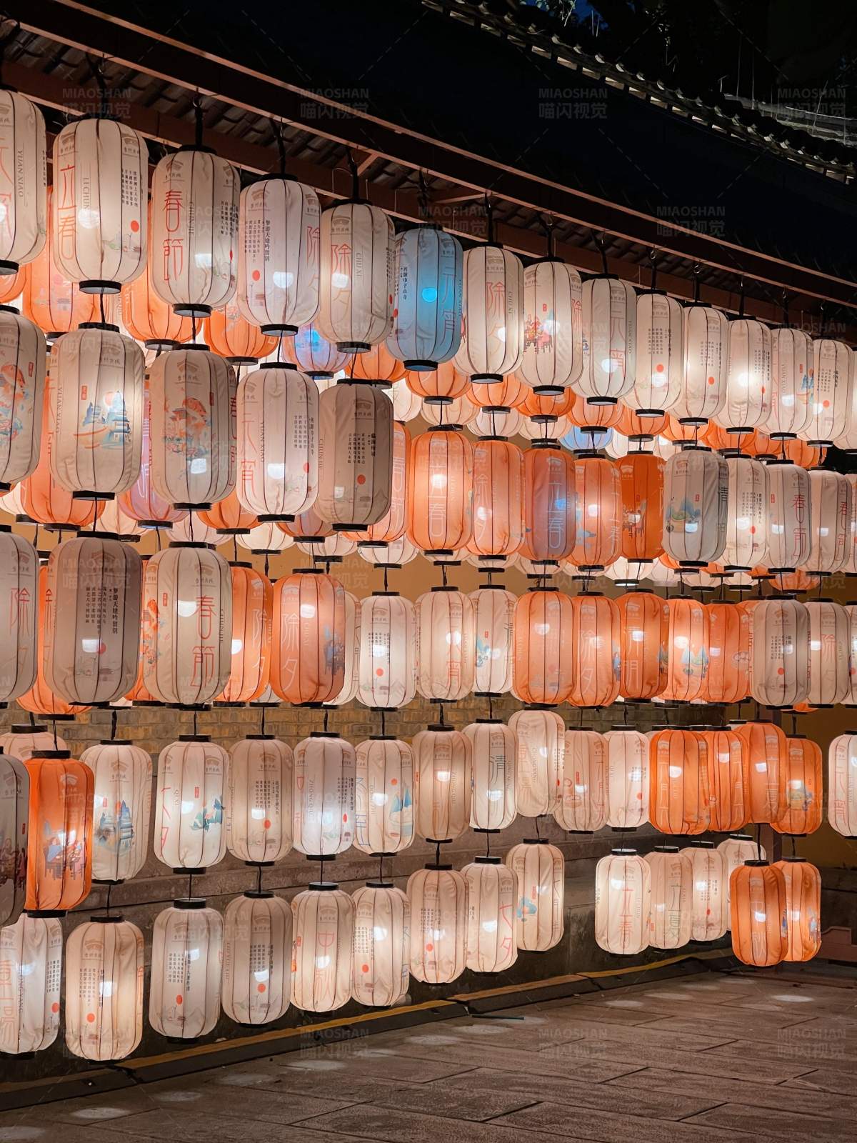 夜幕下的灯笼墙图片