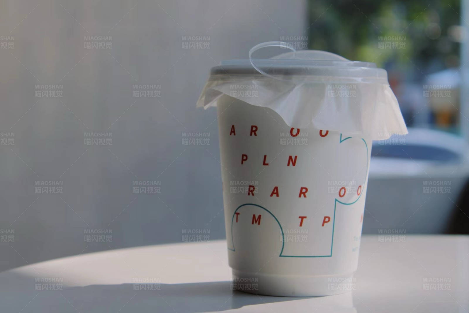 咖啡杯上的字母游戏图片