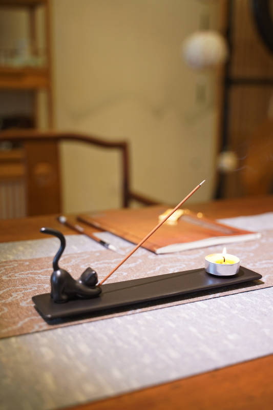 猫形香薰架与蜡烛的静谧时光图片