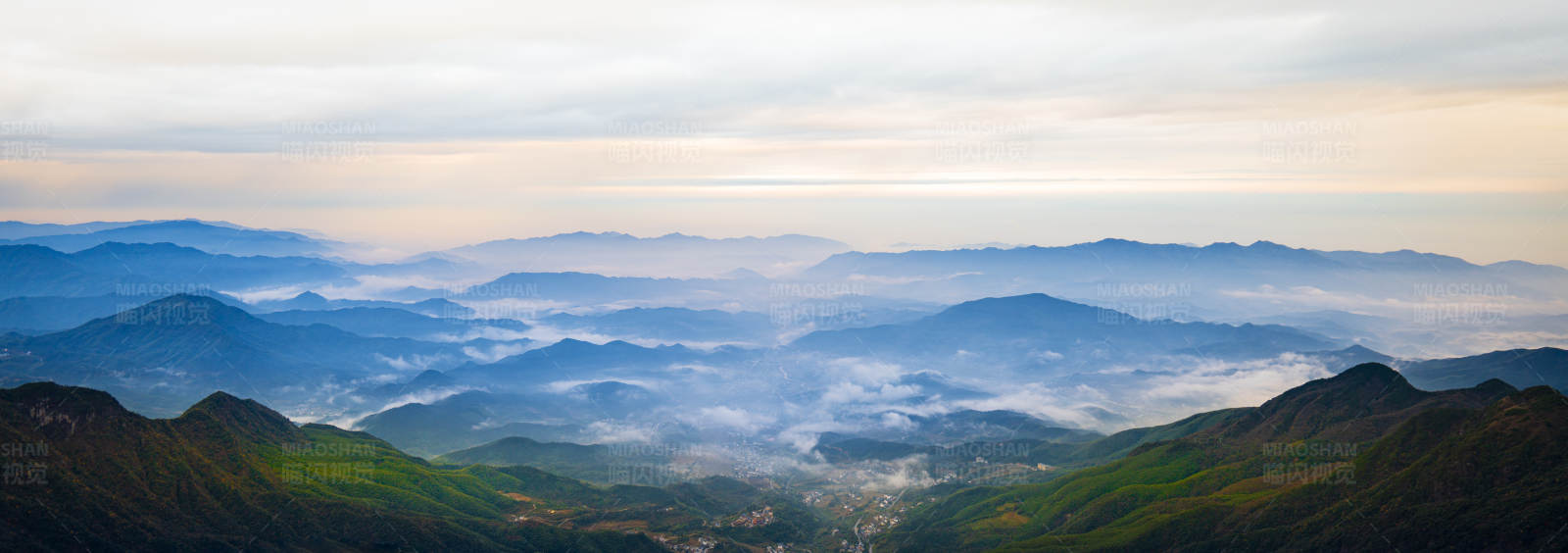 云雾缭绕的山间美景图片