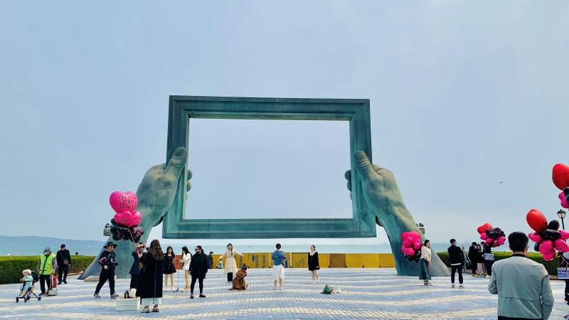 巨型手捧相框雕塑图片