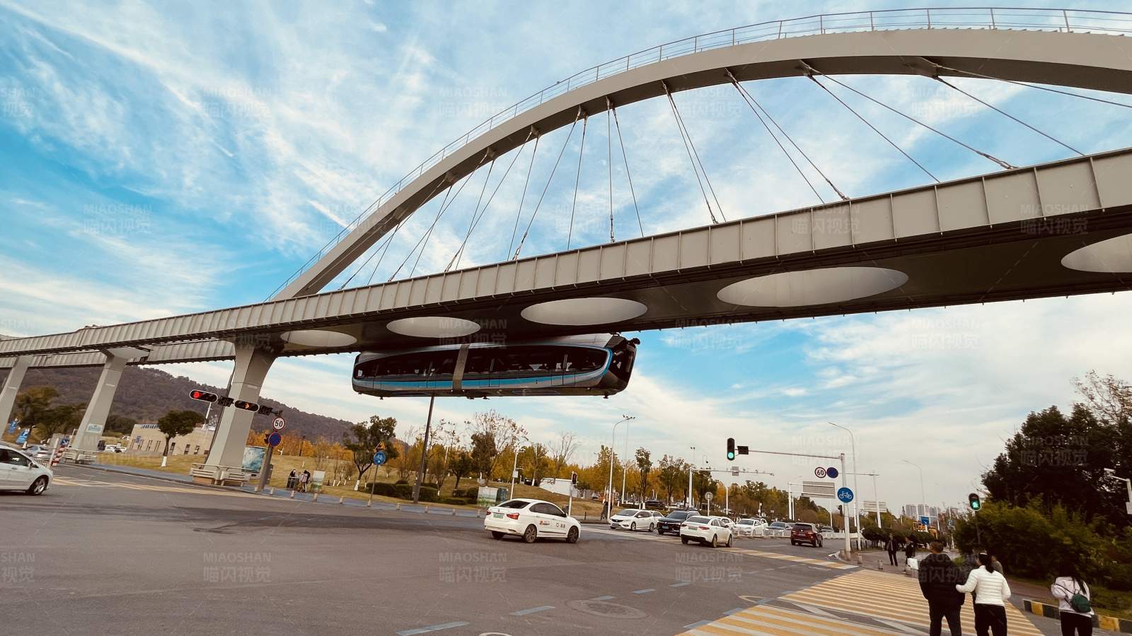 空中列车 亮相武汉光谷图片