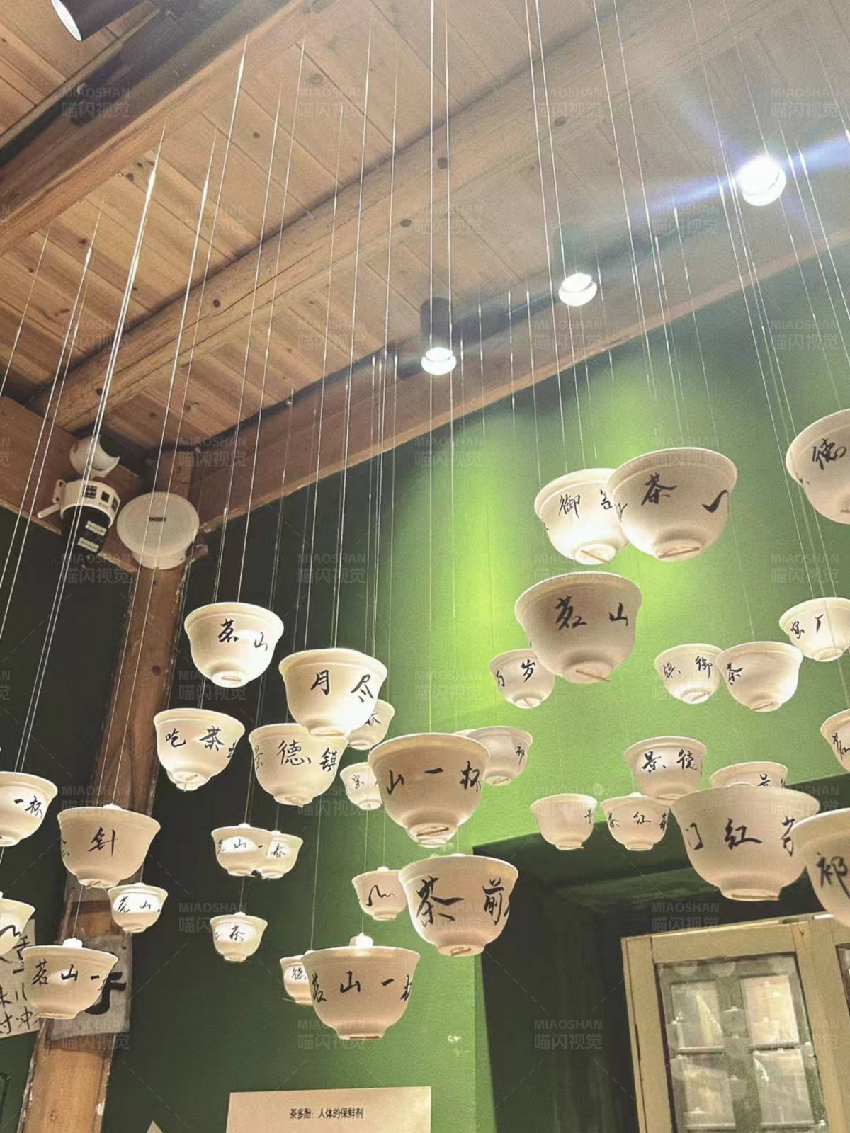 悬挂在空中的茶碗艺术装置图片