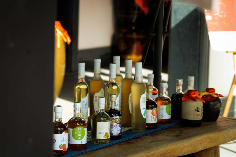 阳光下的酒瓶展示图片