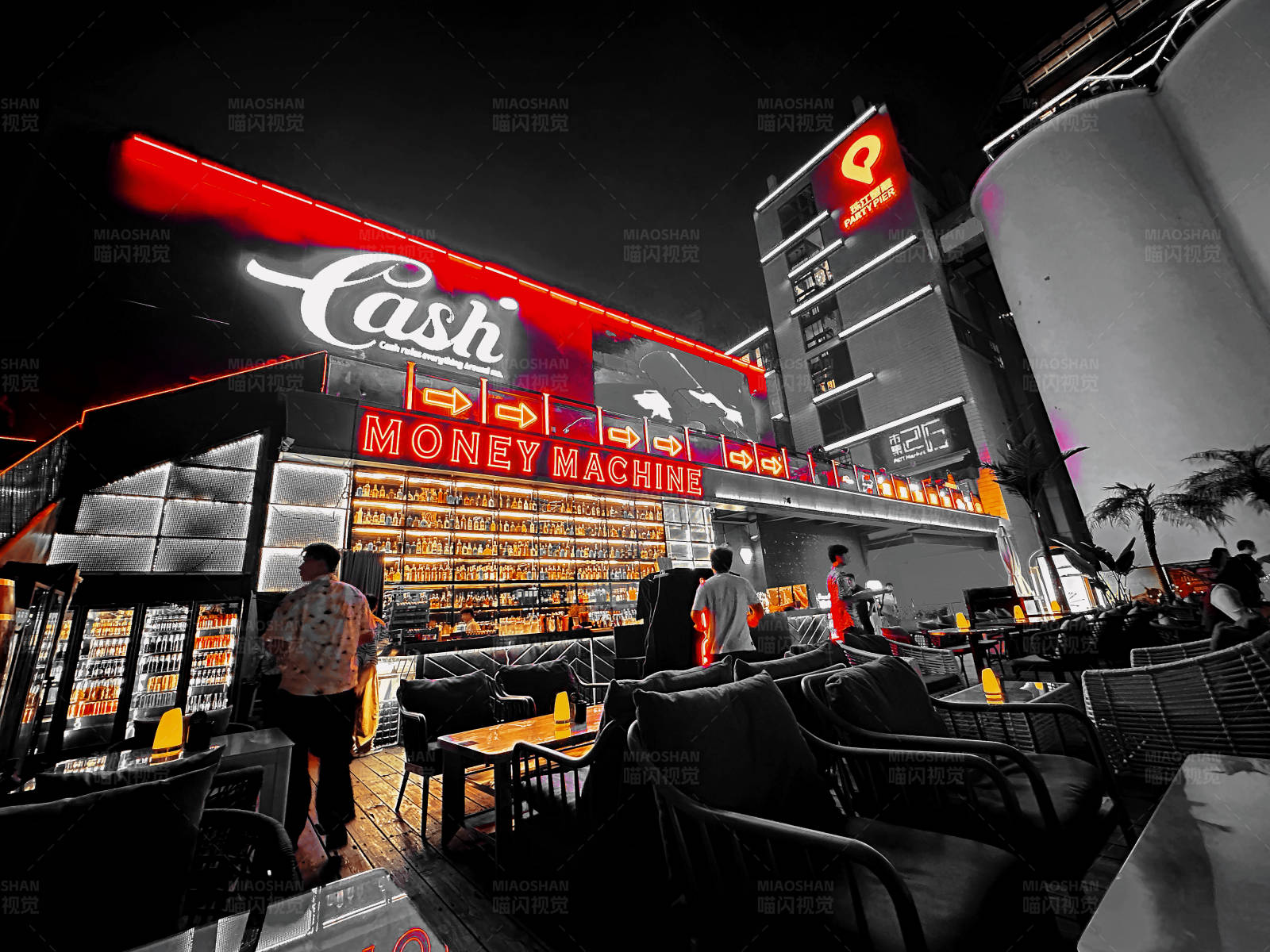 现金机器的夜晚图片