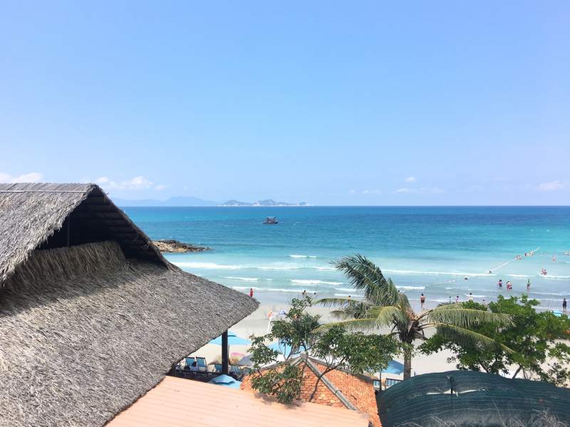 海滩茅屋视角图片