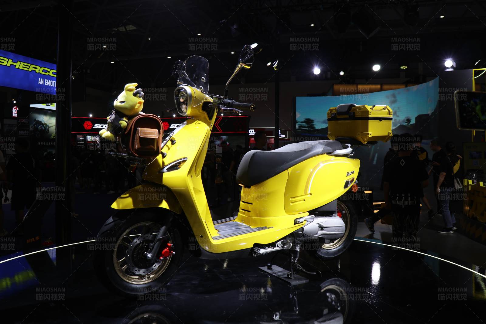 黄色复古摩托车展示图片