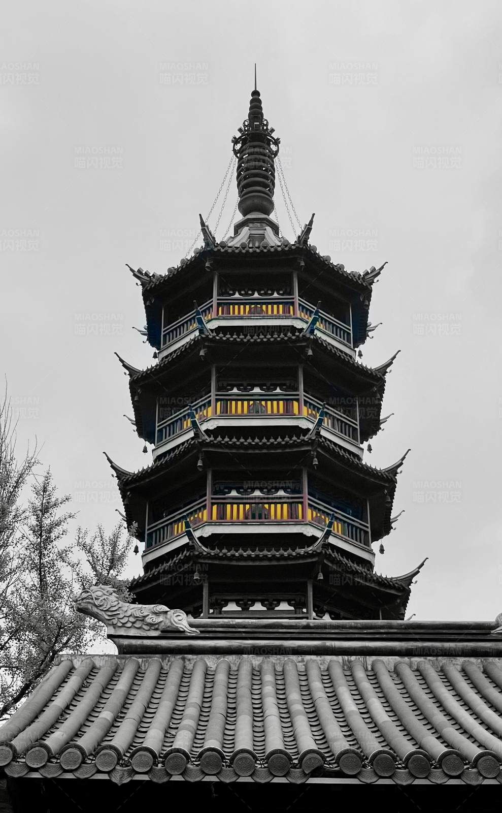 古塔耸立云淡风轻图片