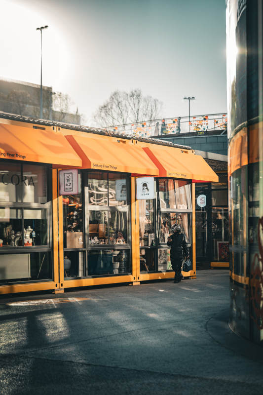 橙色商店街景图片