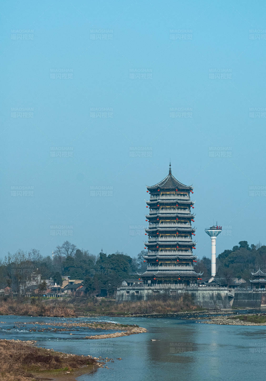 江边古塔映蓝天图片