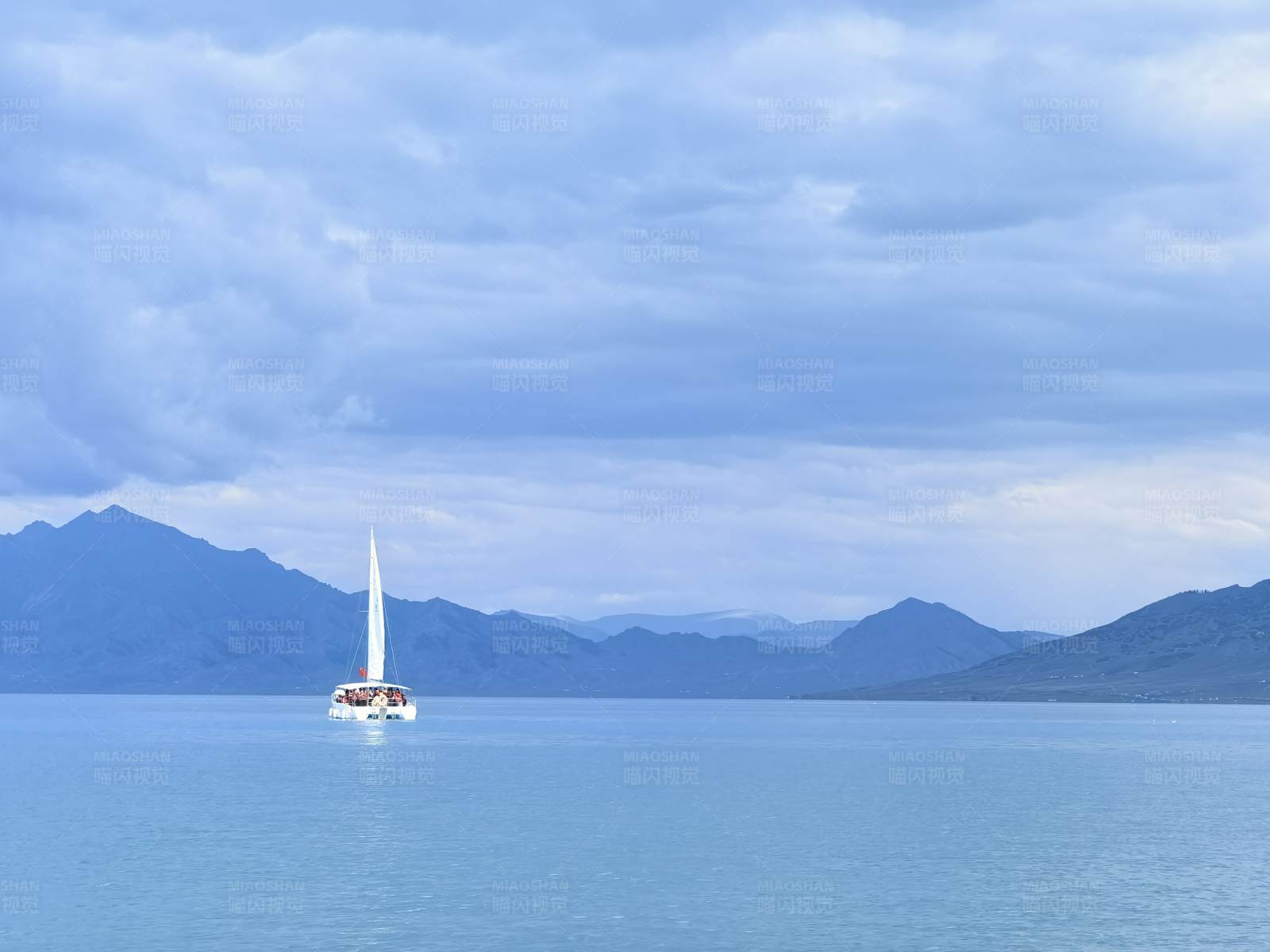 湖上孤帆图片
