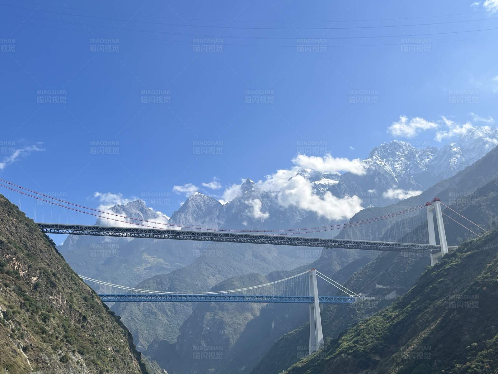 高山峡谷悬索桥图片