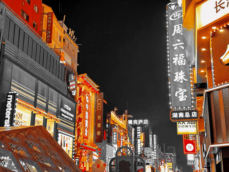 霓虹闪烁的夜市街道图片