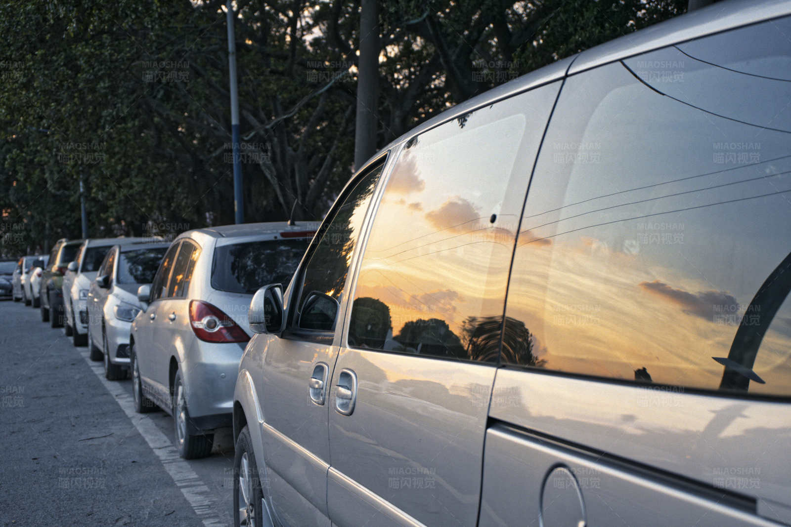 夕阳下的城市停车线图片