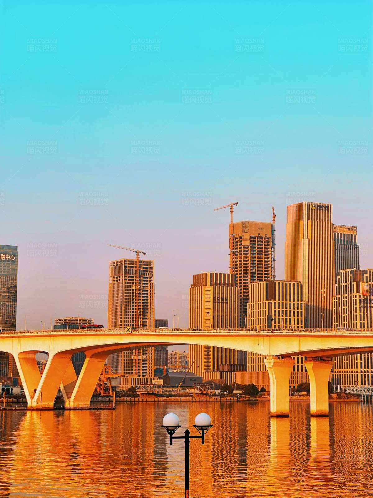 夕阳下的城市天际线图片