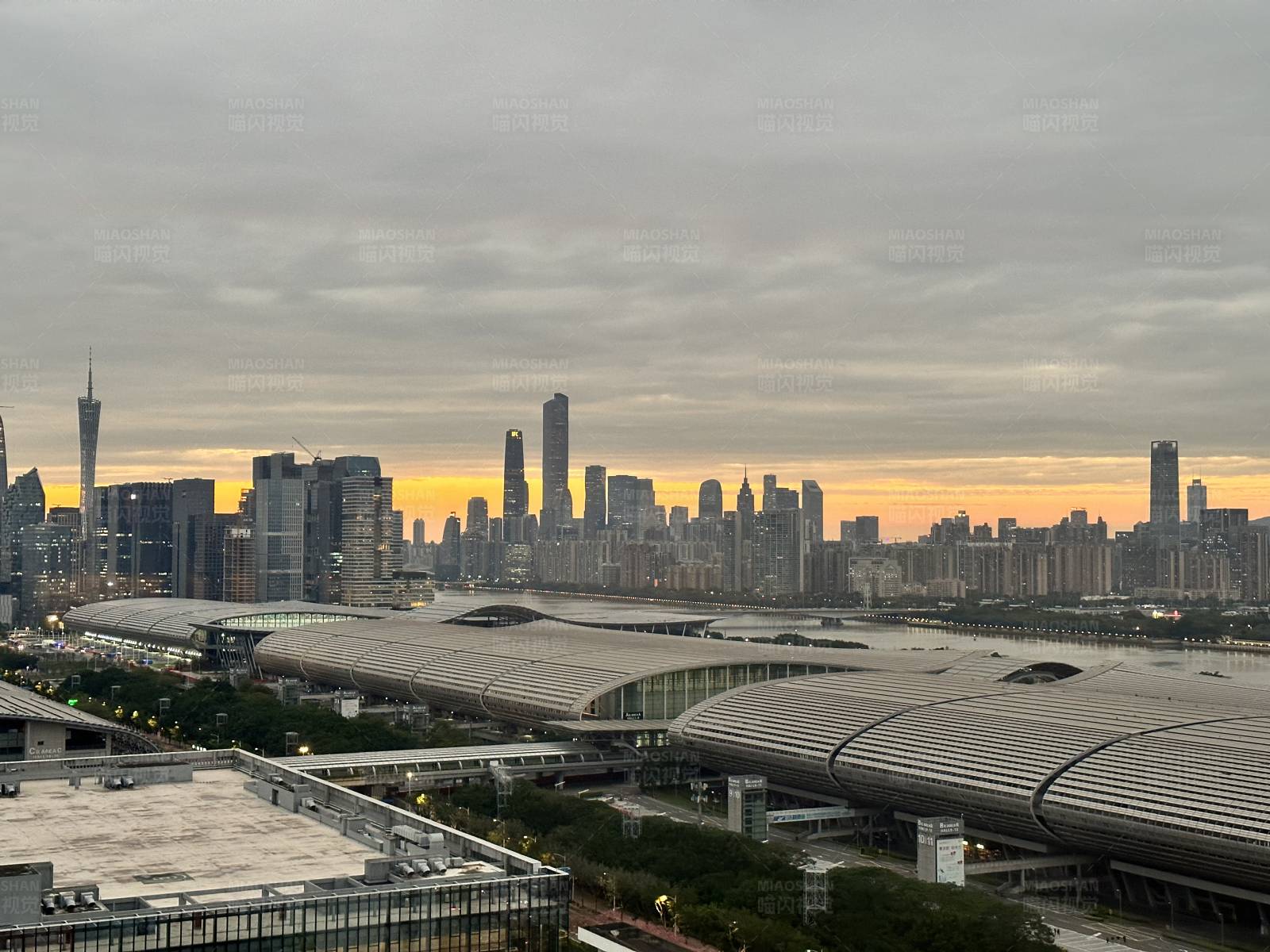 广州日落时分的城市天际线图片