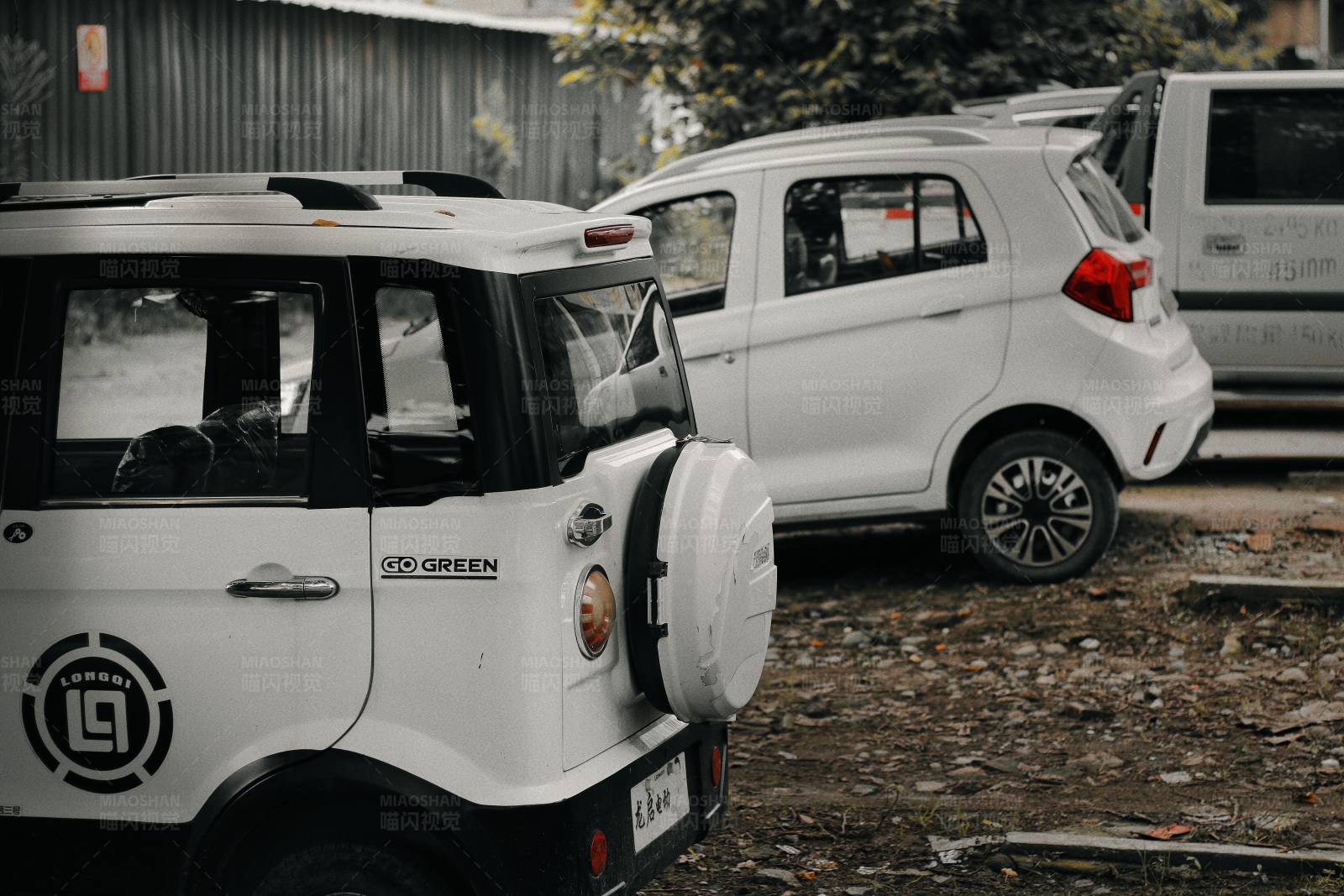 电动越野车与轿车图片