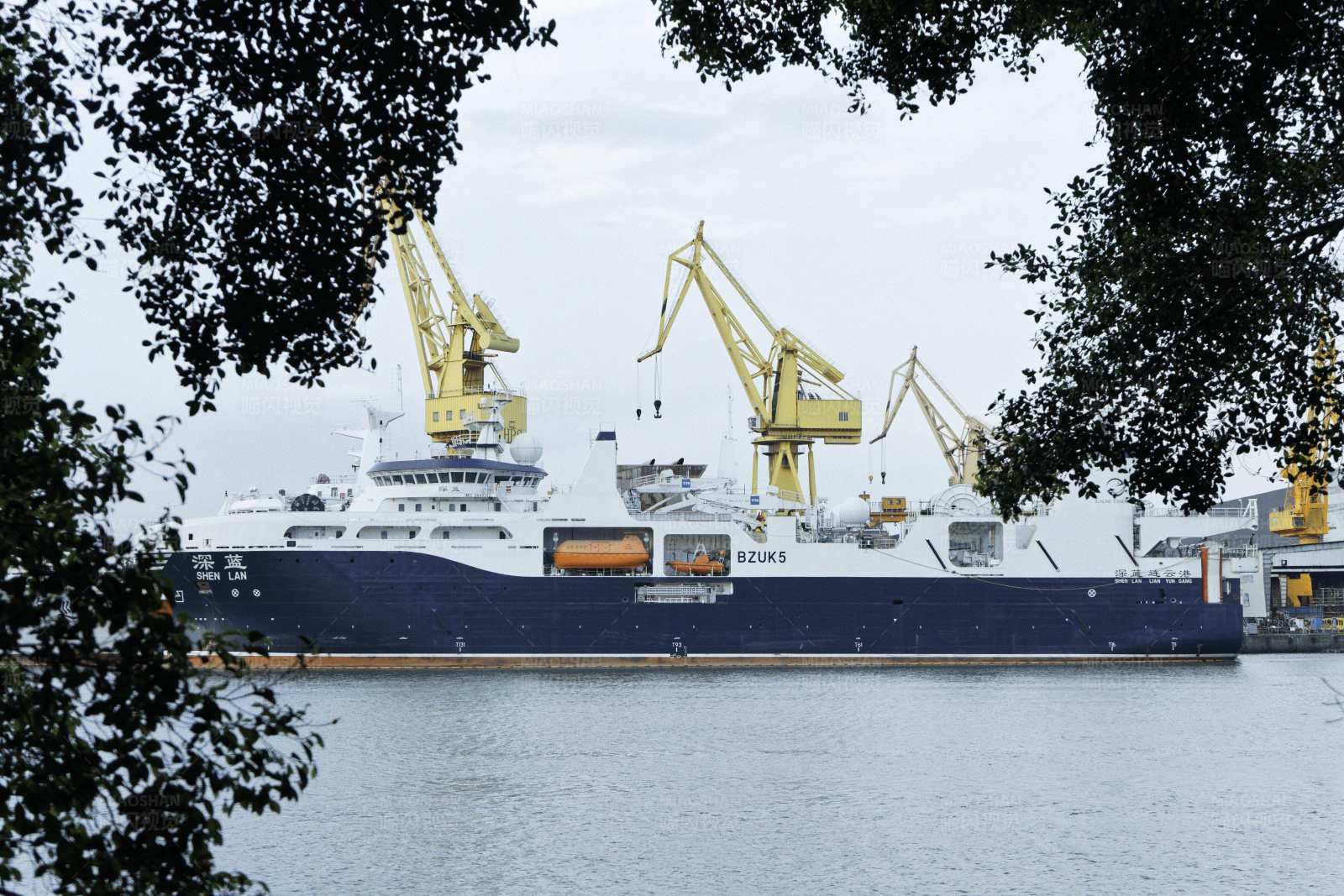 港口起重机下的巨轮图片