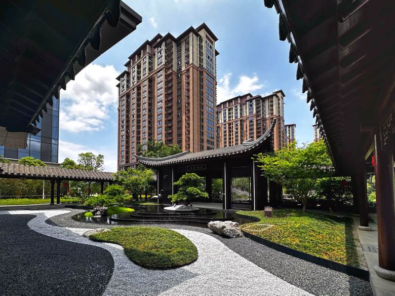 现代高楼与传统园林图片