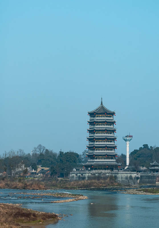 江边古塔映蓝天图片