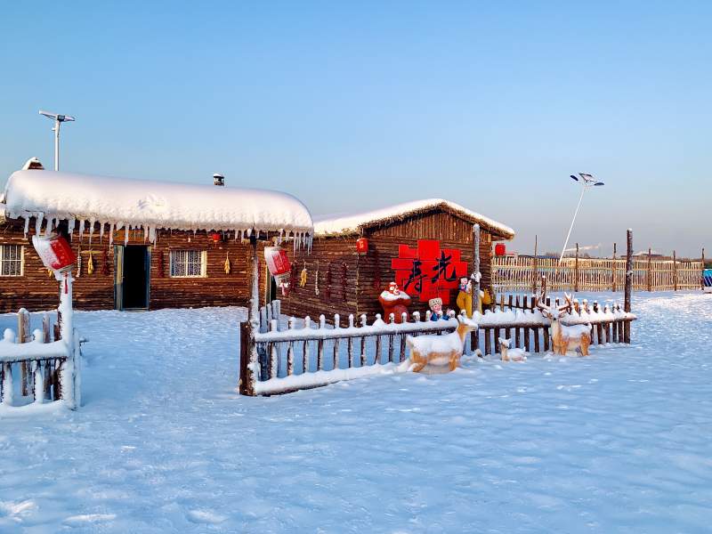 雪地里的温馨木屋图片