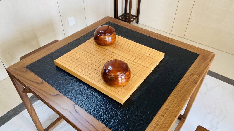 围棋桌上的两个棋盒图片