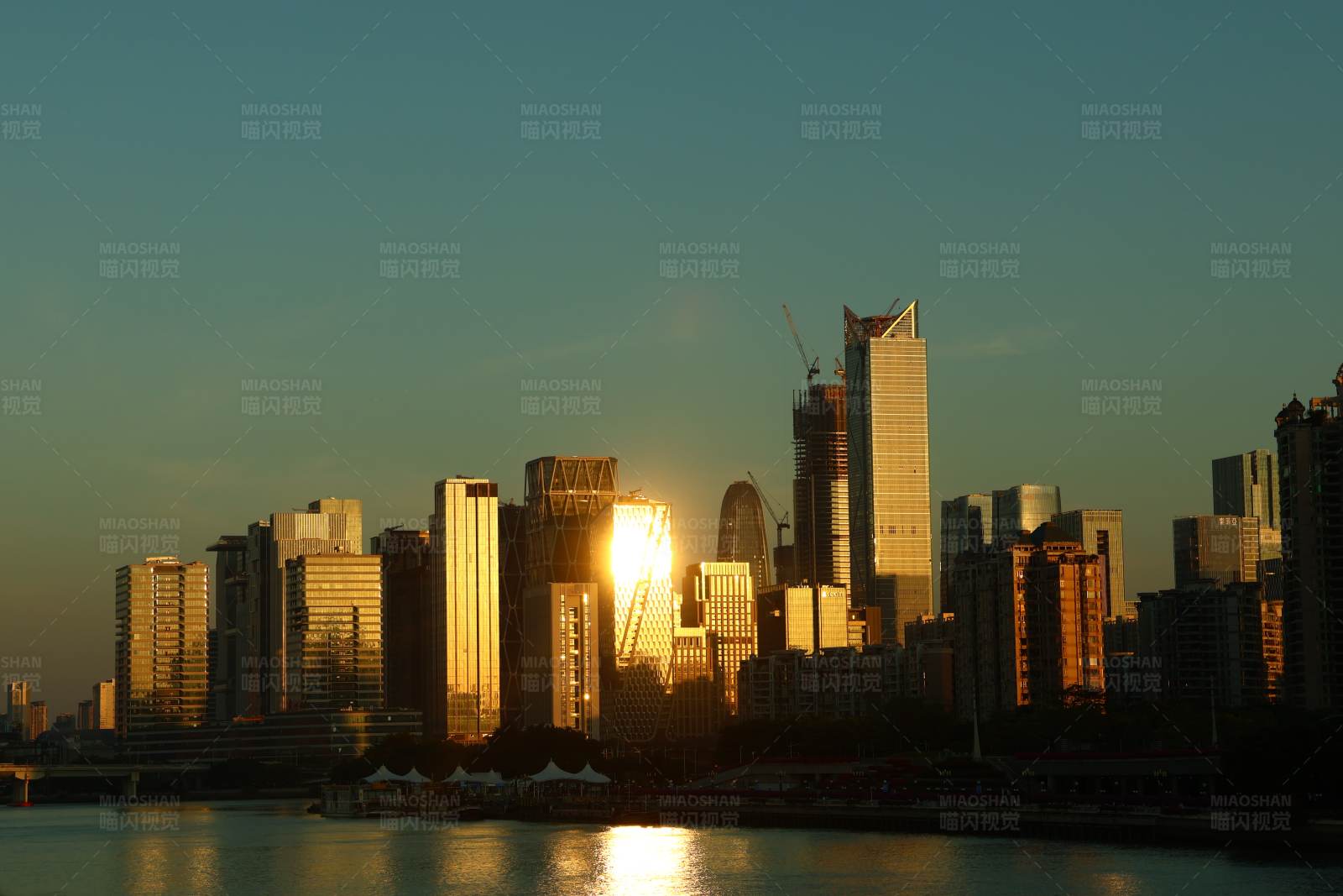 夕阳下的城市天际线图片