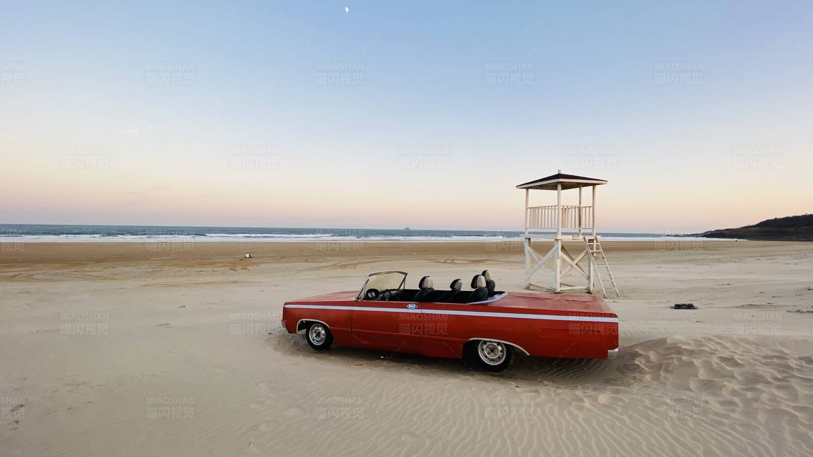 海滩上的红色经典车图片