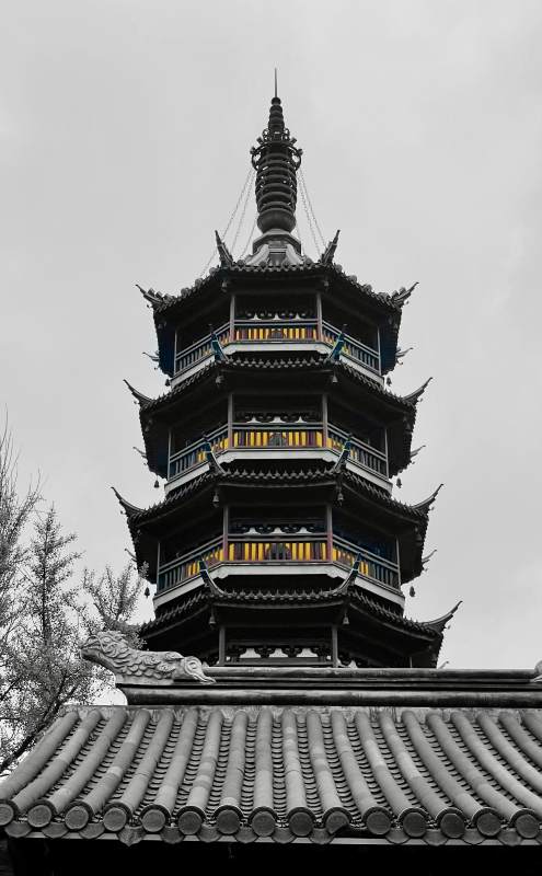 古塔耸立云淡风轻图片