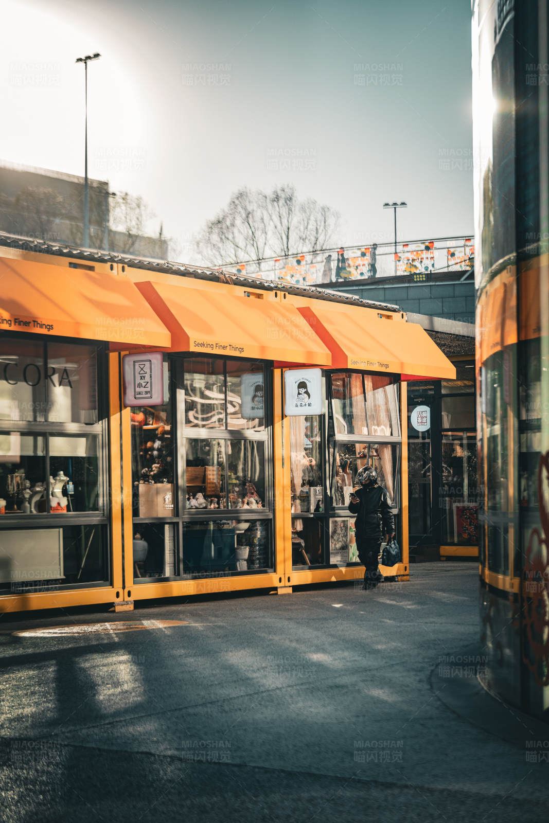 橙色商店街景图片