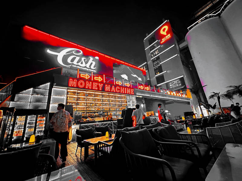 现金机器的夜晚图片