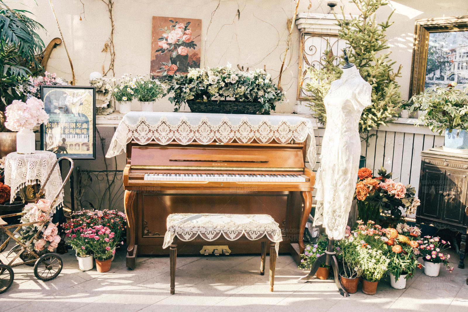 钢琴与花的浪漫角落图片