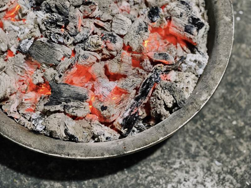 燃烧的炭火图片