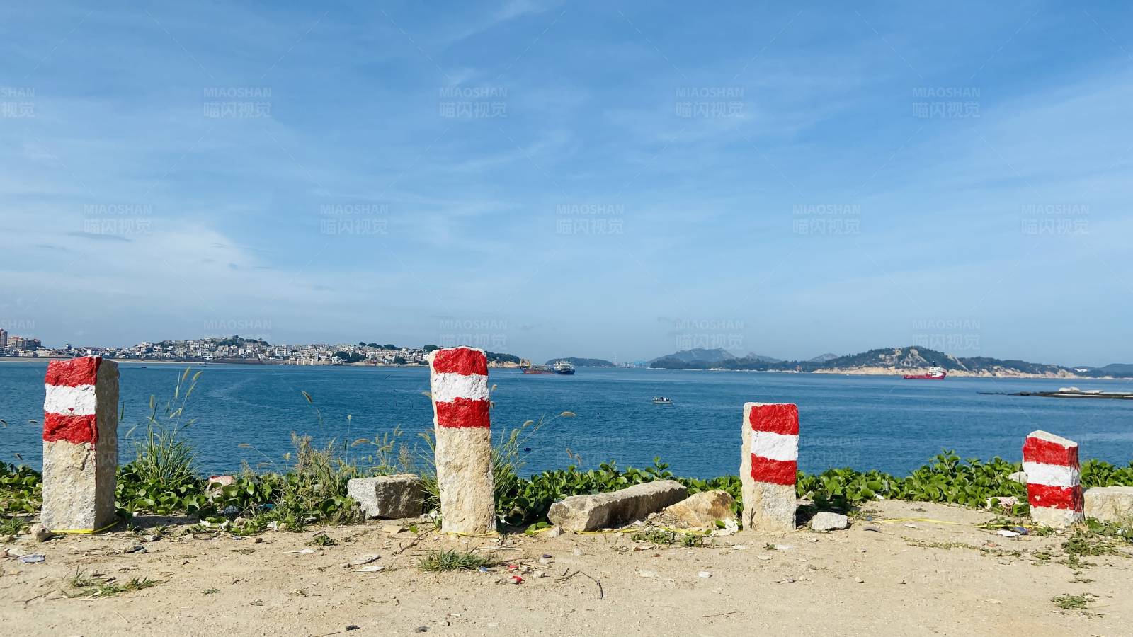 海边红白相间警示柱图片