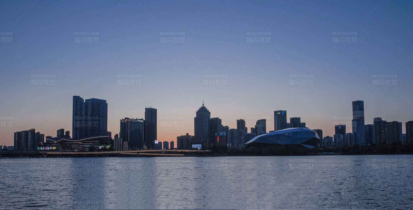 城市黄昏水岸天际线图片