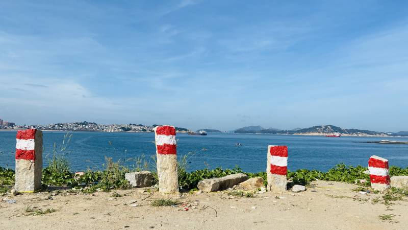 海边红白相间警示柱图片