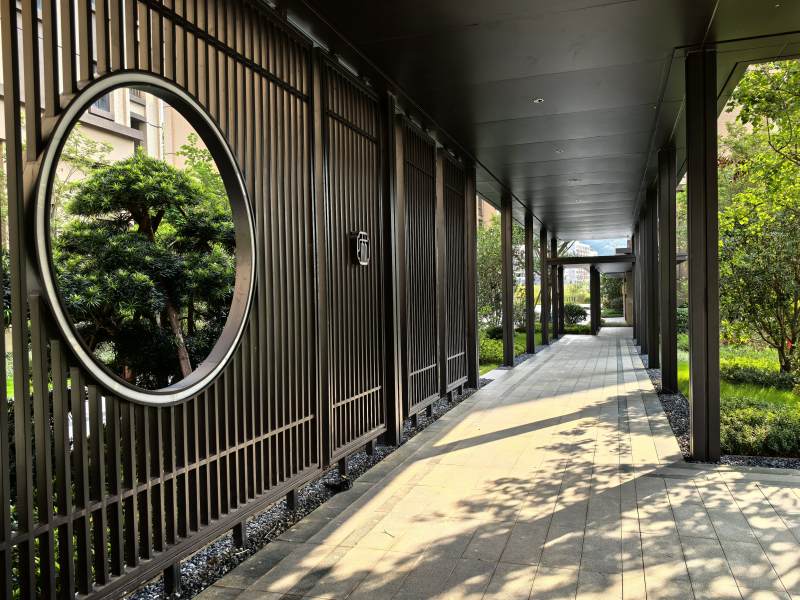 庭院走廊与圆形窗景图片