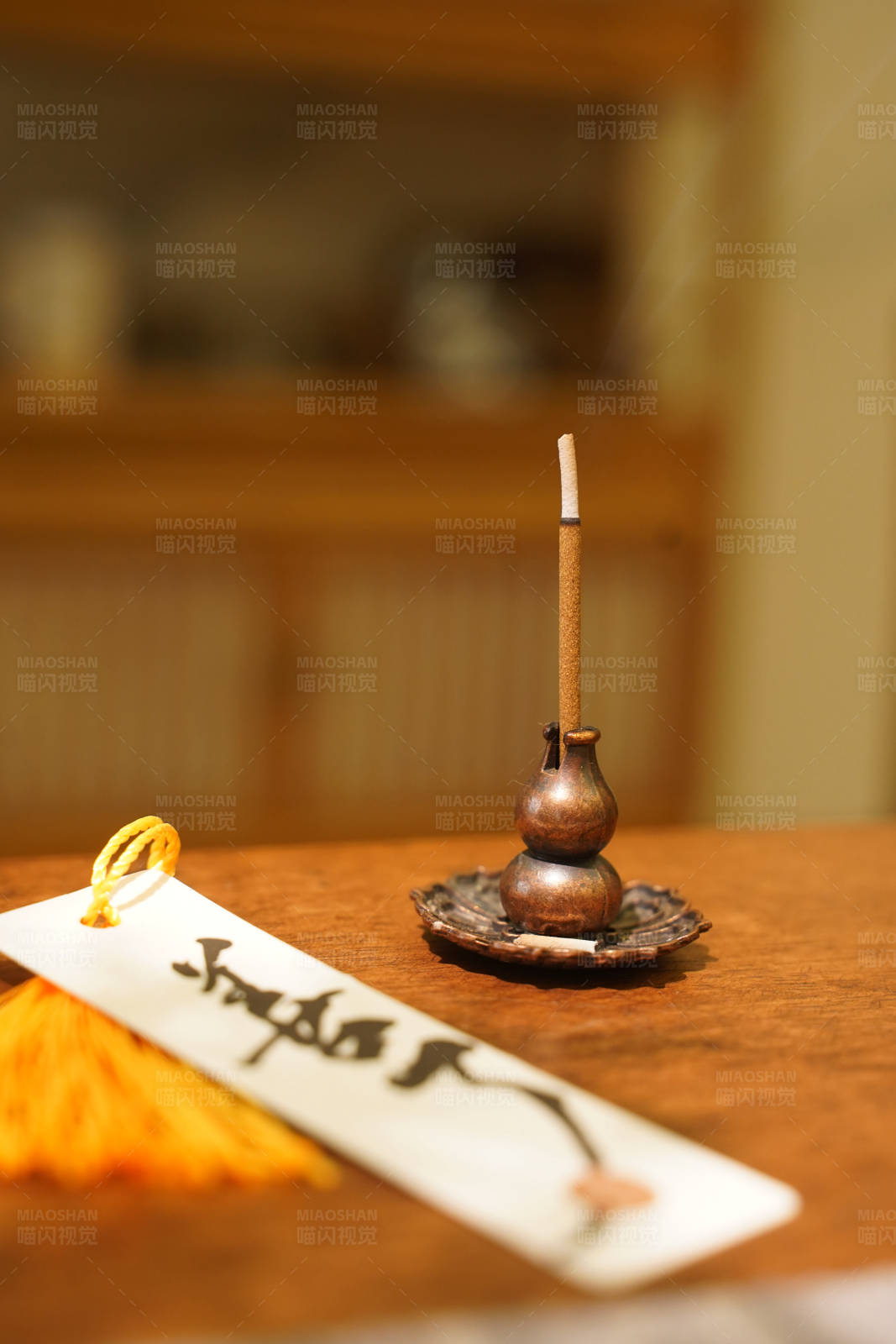 香炉与书签图片