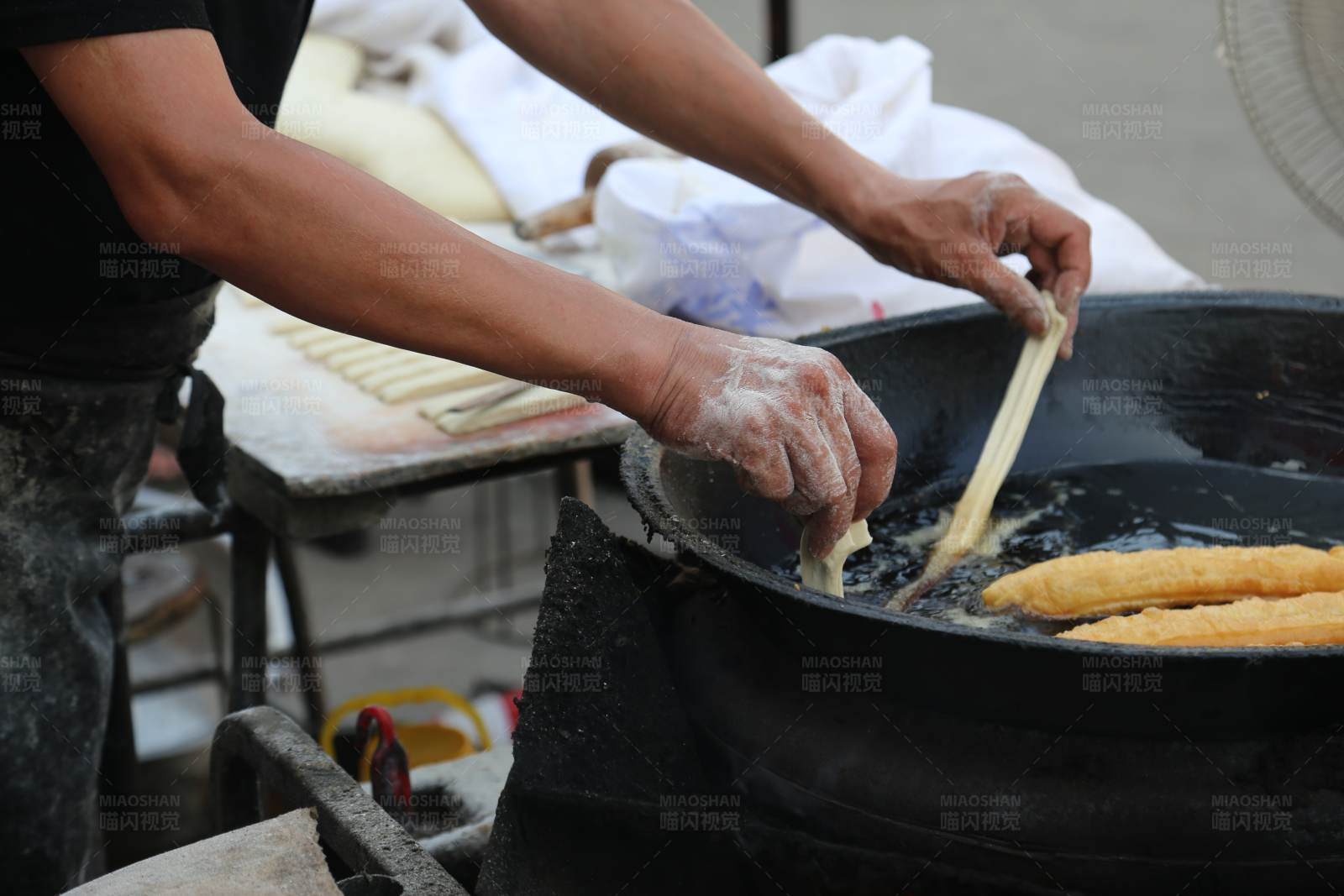 街头美食 炸油条图片